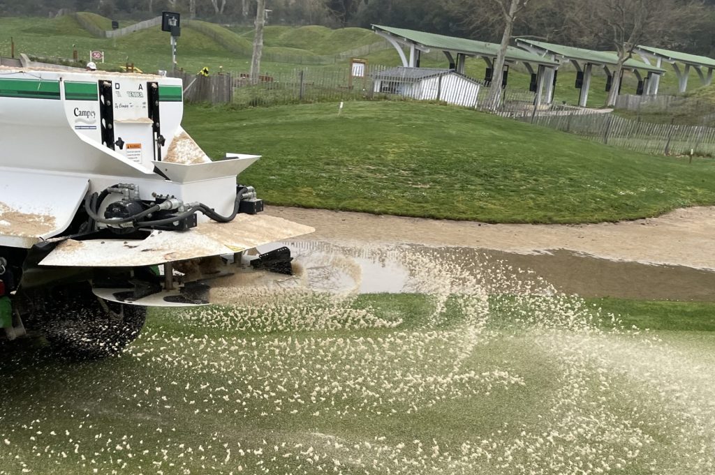 L'aération des greens : un soin essentiel pour un parcours unique au Golf Bastide de la Salette