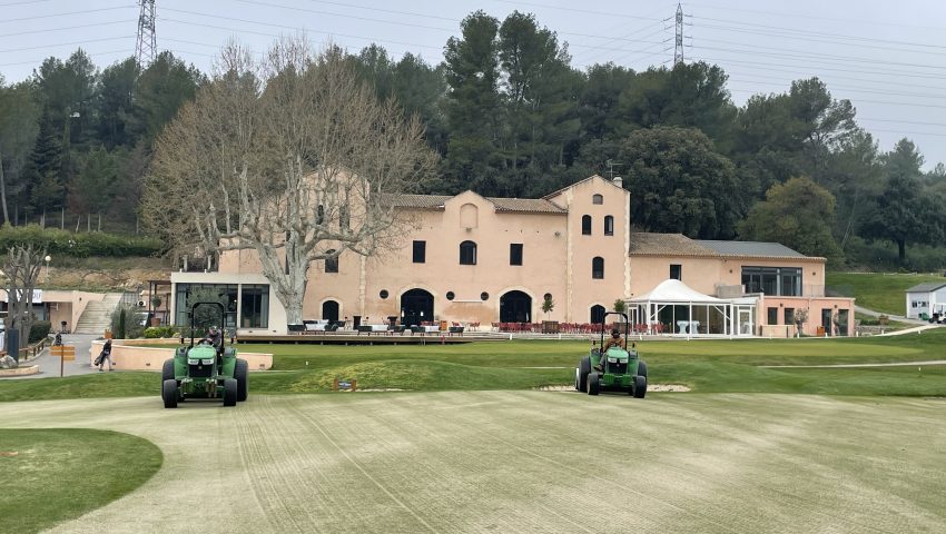 L'aération des greens : un soin essentiel pour un parcours unique au Golf Bastide de la Salette