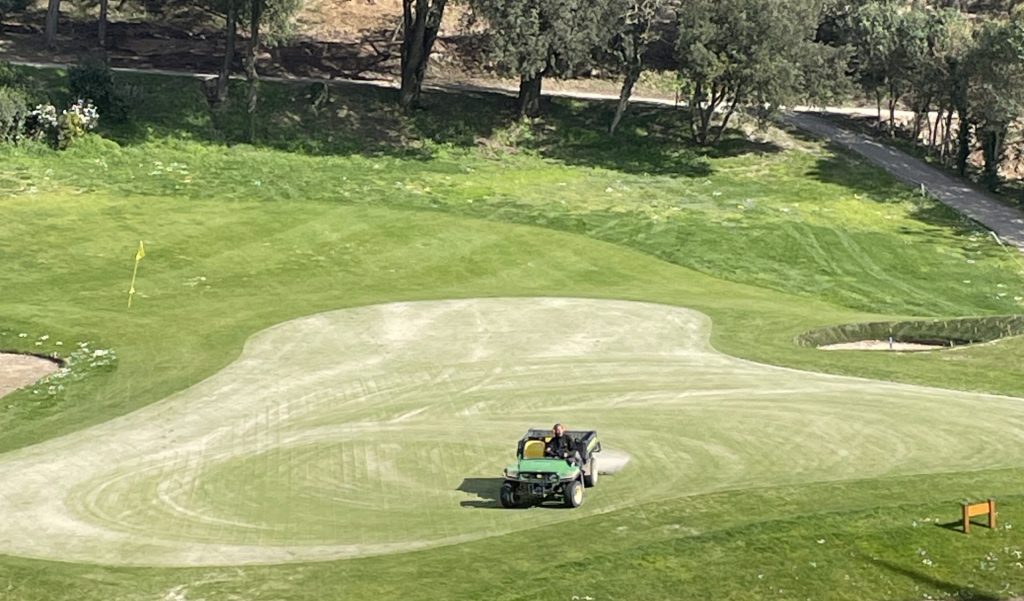 L'aération des greens : un soin essentiel pour un parcours unique au Golf Bastide de la Salette